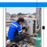 teknisi ac dari Pandawa Jaya Teknik sedang mengecek tekanan freon R22