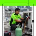 Tambah & Isi Freon R32 R410 tukang ac dari Jaya Makmur Teknik sedang mengisi cairan freon