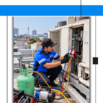 Tukang AC dari Pandawa Jaya Teknik sedang mengisi cairan freon R32/R410