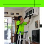 Teknisi AC Sedang Membongkar AC Teknisi AC Sedang Membongkar AC